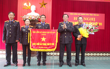 Đồng chí Nguyễn Hải Phong - Phó Viện trưởng VKS nhân dân tối cao tặng cờ thi đua xuất sắc cho VKS nhân dân tỉnh Yên Bái.
