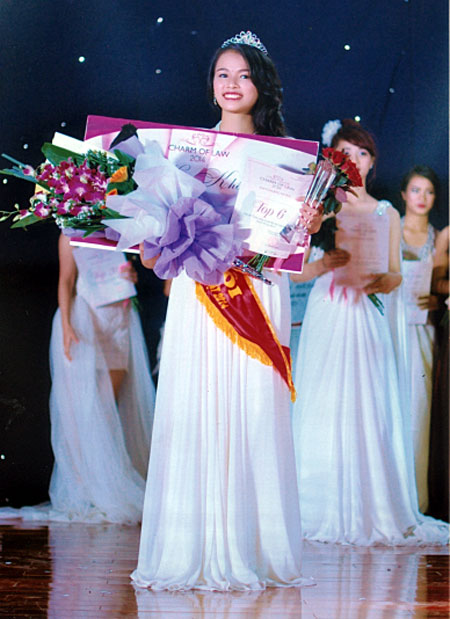 Giây phút đăng quang của Phạm Thị Hà Thu tại cuộc thi “Charm of Law