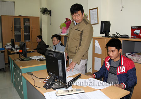 Cán bộ chi cục Thuế huyện Lục Yên triển khai nhiệm vụ thu ngân sách năm 2015.
