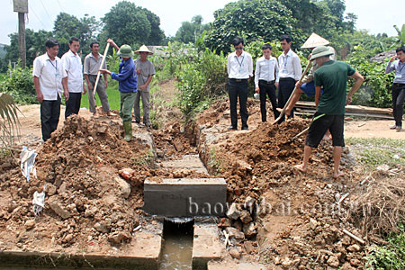 Nhân dân huyện Văn Yên tham gia xây dựng cơ sở hạ tầng nông thôn.
