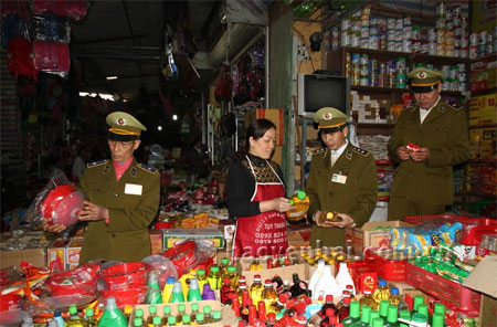 Đội Quản lý thị trường số 4 huyện Văn Yên kiểm tra hàng hóa tại chợ Mậu A.