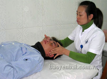 Cán bộ Khoa Châm cứu, Bệnh viện YHCT tỉnh Yên Bái làm thủ thuật điều trị xoa bóp cho người bệnh.
