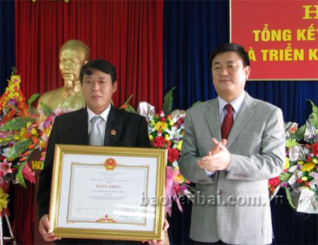Đồng chí Nguyễn Chiến Thắng – Phó Chủ tịch UBND tỉnh tặng bằng khen của Thủ tướng Chính phủ cho TAND huyện Văn Chấn.