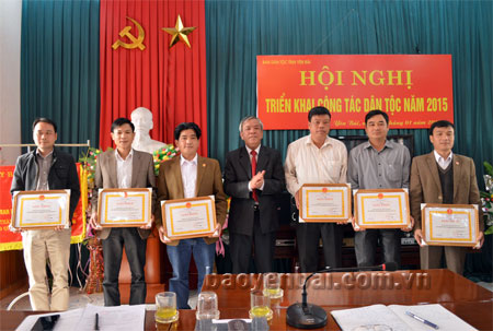 Đồng chí Hoàng Trung Năng - Trưởng Ban Dân tộc tỉnh tặng giấy khen cho các tập thể có thành tích xuất sắc trong phong trào thi đua năm 2014.