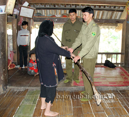 Công an xã Phúc An, huyện Yên Bình vận động nhân dân tự giác giao nộp súng tự chế.
