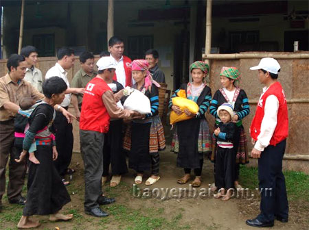Cán bộ Hội Chữ thập đỏ huyện Văn Chấn trao hỗ trợ cho các gia đình có hoàn cảnh khó khăn.
