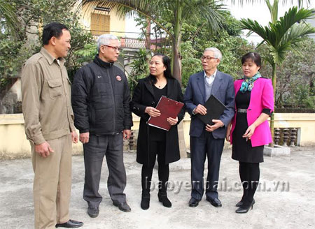Bà Nguyễn Thị Tuyết Lợi - Phó bí thư Thường trực phường Hồng Hà (giữa) trao đổi công tác phát triển đảng viên tại Chi bộ Hồng Yên.
