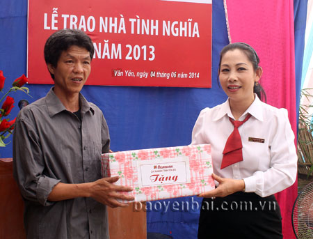 Lãnh đạo Ngân hàng Nông nghiệp và Phát triển nông thôn Chi nhánh tỉnh Yên Bái trao nhà tình nghĩa cho hộ nghèo huyện Văn Yên.
