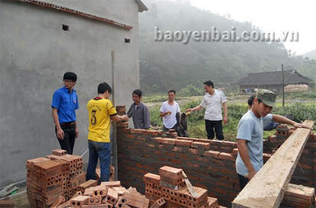 Đoàn viên thanh niên huyện Trấn Yên tham gia xây dựng làm nhà cho gia đình chính sách.