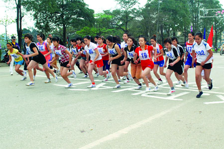 Giải Việt dã truyền thống Báo Yên Bái được tổ chức hàng năm thu hút đông đảo vận động viên tham gia thi đấu.