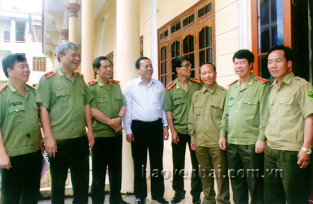 Thượng tướng Bùi Văn Nam - Ủy viên Trung ương Đảng, Thứ trưởng Bộ Công an (thứ 2 bên phải) trao đổi với đại biểu dự Hội nghị Tổng kết 5 năm tăng cường cơ sở của Công an tỉnh Yên Bái.