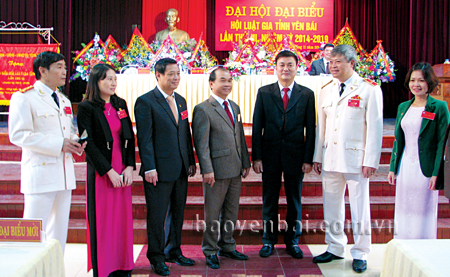 Đồng chí Nguyễn Chiến Thắng - Ủy viên Ban Thường vụ Tỉnh ủy, Phó chủ tịch UBND tỉnh (thứ ba, phải sang) trao đổi công tác cải cách tư pháp với các hội viên Hội Luật gia tỉnh Yên Bái.