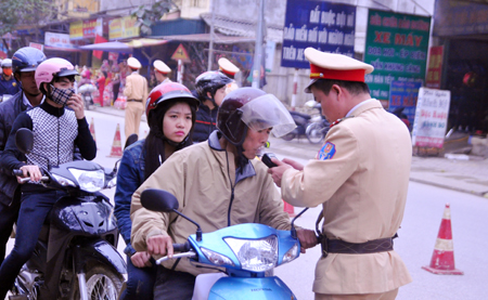 Lực lượng cảnh sát giao thông đo kiểm tra nồng độ cồn đối với người điều khiển phương tiện giao thông
