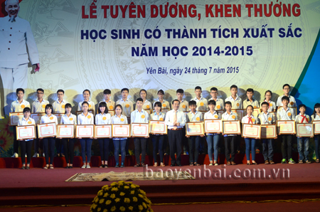 Đồng chí Hoàng Xuân Nguyên - Ủy viên Ban Thường vụ Tỉnh ủy, Phó chủ tịch UBND tỉnh trao bằng khen của UBND tỉnh cho những học sinh có thành tích xuất sắc năm học 2014 - 2015.

