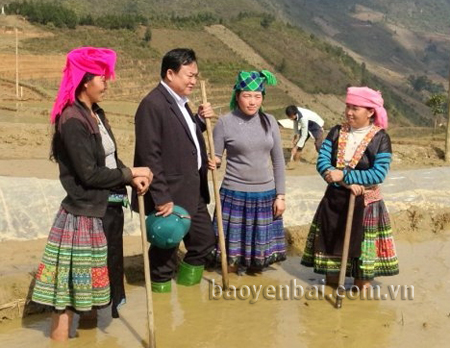 Đồng chí Giàng A Thào - Bí thư Huyện ủy Trạm Tấu động viên đồng bào Mông trong huyện tập trung sản xuất lúa vụ xuân.