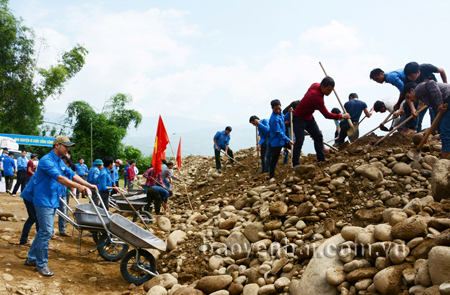 Thanh niên tình nguyện trên công trường đường vành đai suối Thia, thị xã Nghĩa Lộ.