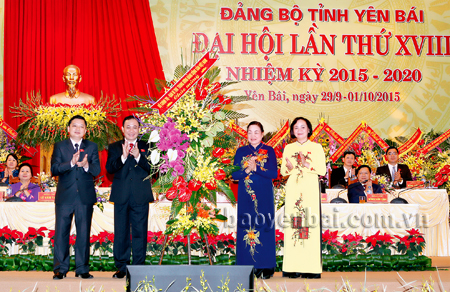 Đồng chí Hà Thị Khiết - Bí thư Trung ương Đảng, Trưởng ban Dân vận Trung ương dự, chỉ đạo, tặng hoa chúc mừng Đại hội Đảng bộ tỉnh lần thứ XVIII.