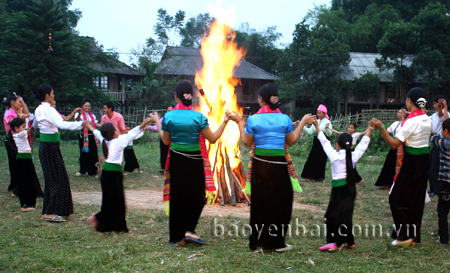 Múa xòe - nét sinh hoạt văn hóa đặc sắc của người Thái vùng Mường Lò.