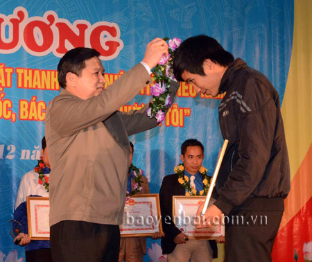 Anh Hoàng Huy Tuấn vinh dự được Phó bí thư Thường trực Tỉnh ủy Dương Văn Thống tặng bằng khen lại Lễ Tuyên dương 10 công trình, 10 gương mặt thanh thiếu nhi tiêu biểu tỉnh Yên Bái năm 2015.
