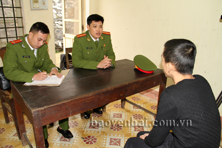 Thiếu tá Vũ Minh Tiến (thứ hai, bên trái) cùng đồng đội lấy lời khai đối tượng trong một chuyên án.
