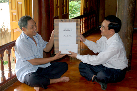 Lãnh đạo Sở Nội vụ tặng quà gia đình chính sách ở Kiên Thành (Trấn Yên) Ảnh minh họa