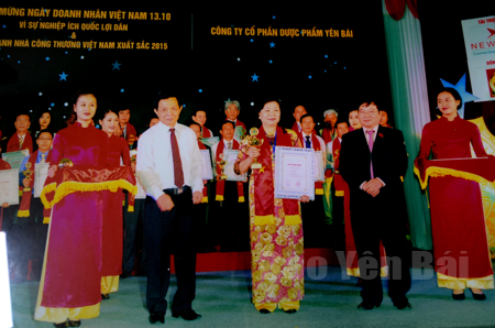 Dược sỹ Hoàng Thị Bình - Chủ tịch Hội đồng Quản trị, Giám đốc Công ty cổ phần Dược phẩm Yên Bái được trao tặng danh hiệu “Nhà công thương Việt Nam xuất sắc năm 2015”.
