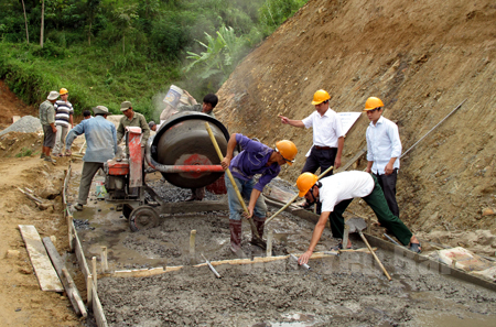 Nhân dân huyện Văn Chấn làm đường giao thông nông thôn.