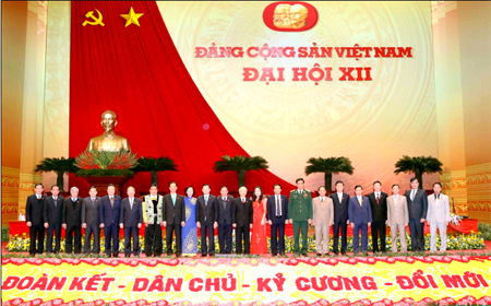 Đoàn đại biểu tỉnh Yên Bái chụp ảnh lưu niệm với các đồng chí lãnh đạo Đảng và Nhà nước tại Đại hội Đảng lần thứ XII.