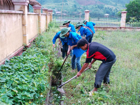 Thanh niên tình nguyện Huyện đoàn Trạm Tấu tham gia lao động tại xã Hát Lừu.