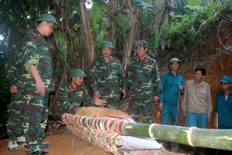 Thành viên Ban Chỉ đạo trao đổi phương pháp hạ bom xuống hố hủy nổ.