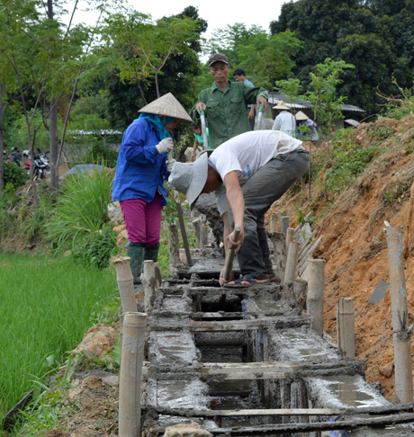 Nhân dân xã Sơn Lương, huyện Văn Chấn kiên cố hóa kênh mương nội đồng.