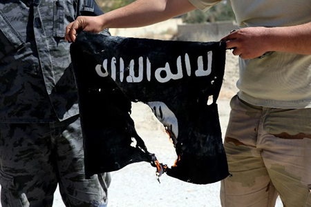 Một lá cờ của IS bị liên quân do Mỹ đứng đầu thu giữ ở Syria.