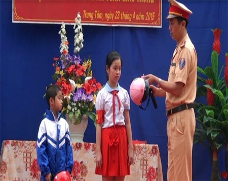 Giới thiệu mũ bảo hiểm cho trẻ em trên 6 tuổi tại Trường Tiểu học Kim Đồng, thị xã Nghĩa Lộ.