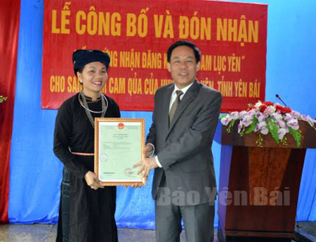 Đồng chí Nguyễn Văn Khánh – Phó Chủ tịch UBND tỉnh trao Giấy chứng nhận đăng ký nhãn hiệu tập thể “Cam Lục Yên” cho Hợp tác xã Cam sành Lục Yên.