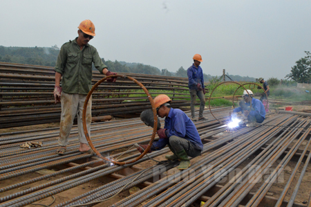 Nhờ thực hành tiết kiệm, chống lãng phí trong đầu tư xây dựng các dự án công, thành phố đã thu nộp ngân sách Nhà nước trên 170 triệu đồng. (Ảnh: Công nhân Tập đoàn Quốc tế Đông Á thi công xây dựng cầu Tuần Quán).