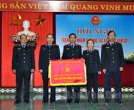 Lãnh đạo VKSND tối cao trao cờ thi đua ngành KSND cho đơn vị xuất sắc VKSND tỉnh Yên Bái.