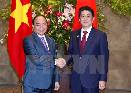Thủ tướng Nhật Bản Shinzo Abe đón Thủ tướng Nguyễn Xuân Phúc trong chuyến thăm Nhật Bản, tháng 5/2016.