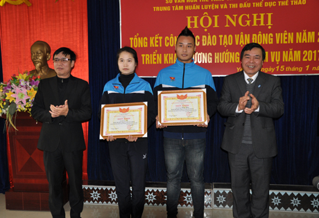 Lãnh đạo Sở Văn hóa  - Thể thao và Du lịch tỉnh trao giấy khen cho các tập thể có thành tích xuất sắc trong học tập và thi đấu TDTT.