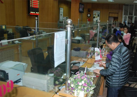 Những ngày áp tết, lượng khách giao dịch tại các ngân hàng rất đông.
