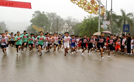 Giải Việt dã Báo Yên Bái năm 2016 thu hút hàng trăm vận động viên.