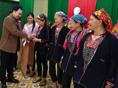 Đồng chí Giàng A Câu  - Trưởng ban Dân tộc tỉnh trao quà cho các gia đình chính sách, người có uy tín và người nghèo xã Tân Đồng (Trấn Yên).