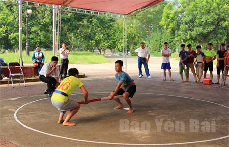 Các vận động viên tham gia thi đấu tại Giải Vô địch bắn nỏ - đẩy gậy Yên Bái năm 2016, thực hiện phong trào “Toàn dân rèn luyện thân thể theo gương Bác Hồ vĩ đại”.