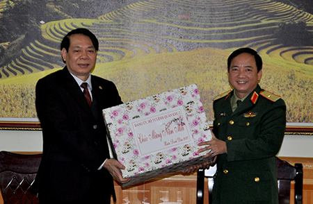 Thiếu tướng Trịnh Văn Quyết - Bí thư Đảng ủy, Chính ủy Quân khu II tặng quà cho cán bộ, viên chức Báo Yên Bái.