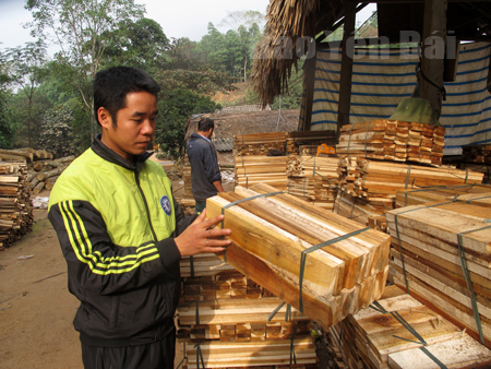 Anh Nguyễn Đình Hải - Bí thư Đoàn xã Phú Thịnh kiểm tra sản phẩm của tổ hợp tác chế biến gỗ.