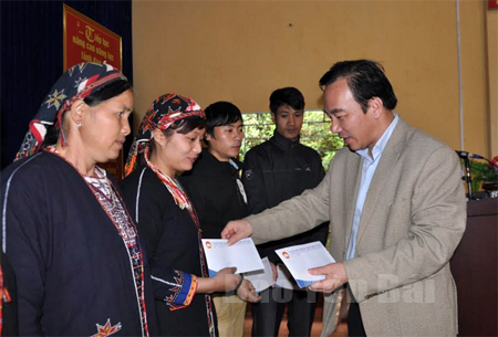 Đồng chí Ngô Sách Thực - Phó Chủ tịch Ủy ban Trung ương MTTQ Việt Nam tặng quà tết các hộ nghèo xã Bảo Ái (Yên Bình).