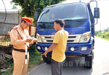 Cảnh sát giao thông huyện Văn Yên kiểm tra các phương tiện vận tải hàng hóa trên địa bàn