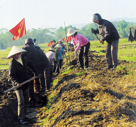 Nhân dân thôn Hợp Thành, xã Tuy Lộc, thành phố Yên Bái nạo vét kênh mương phục vụ sản xuất vụ đông xuân.
