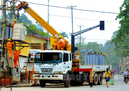 Công nhân ngành điện sửa chữa, nâng cấp  mạng lưới điện trên địa bàn thành phố Yên Bái.