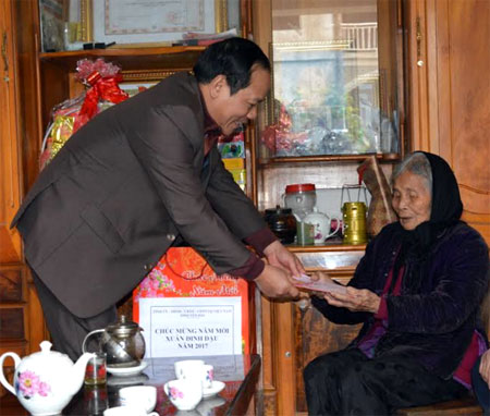Đồng chí Triệu Tiến Thịnh  - Phó Chủ tịch HĐND tỉnh tặng quà tết mẹ Việt Nam Anh hùng Nguyễn Thị Nhuần, 95 tuổi ,ở thôn Hoàn Thành, xã Đại Phác.