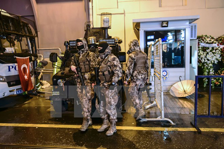 Cảnh sát Thổ Nhĩ Kỳ gác tại Lãnh sự quán Nga ở Istanbul.